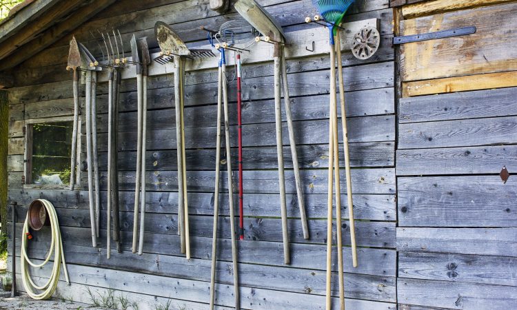How to pack garden tools for moving